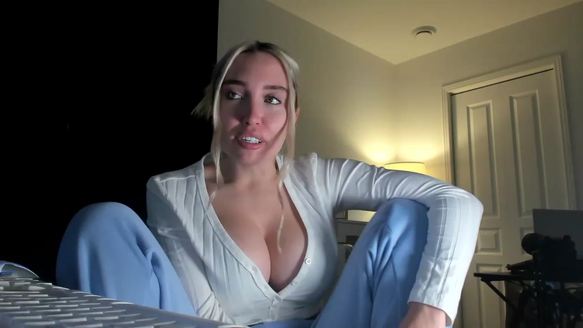 Gallery image thumbnail from JaneLucier's myfreecams stream on, 01/06/2023, 17:29 image 8 of 20