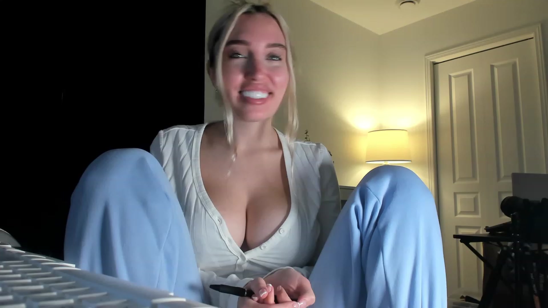 Gallery image thumbnail from JaneLucier's myfreecams stream on, 01/06/2023, 17:29 image 16 of 20