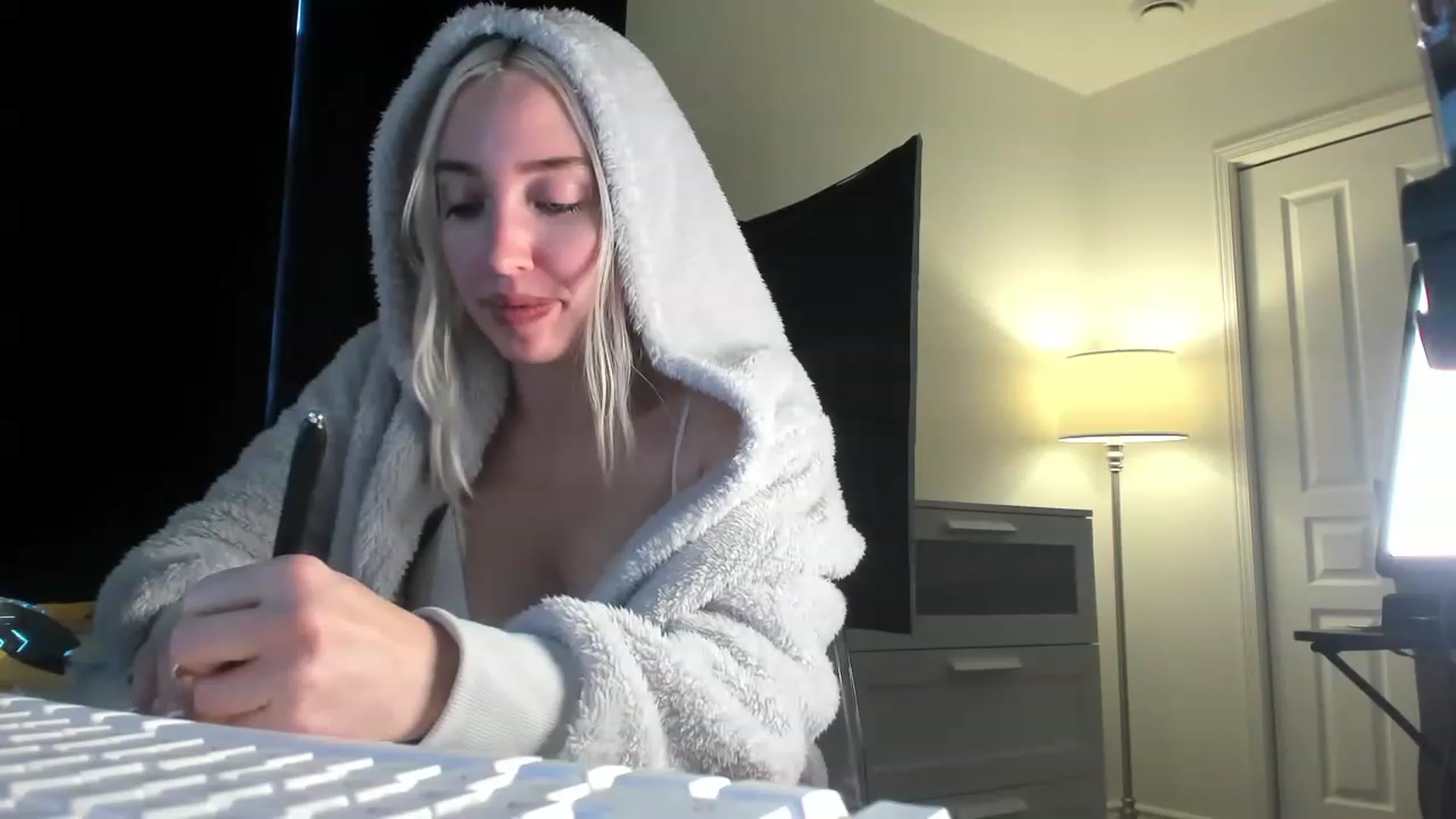 Gallery image thumbnail from JaneLucier's myfreecams stream on, 01/17/2023, 22:28 image 8 of 20