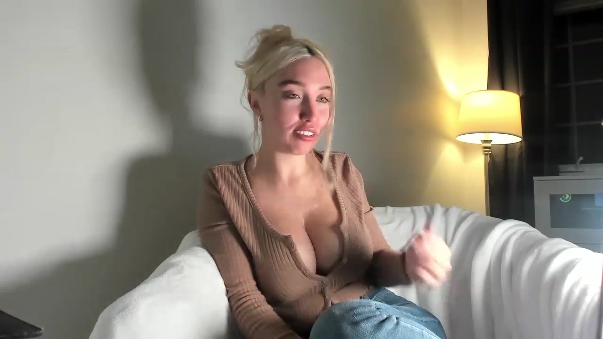 Gallery image thumbnail from JaneLucier's myfreecams stream on, 01/22/2023, 23:29 image 18 of 20