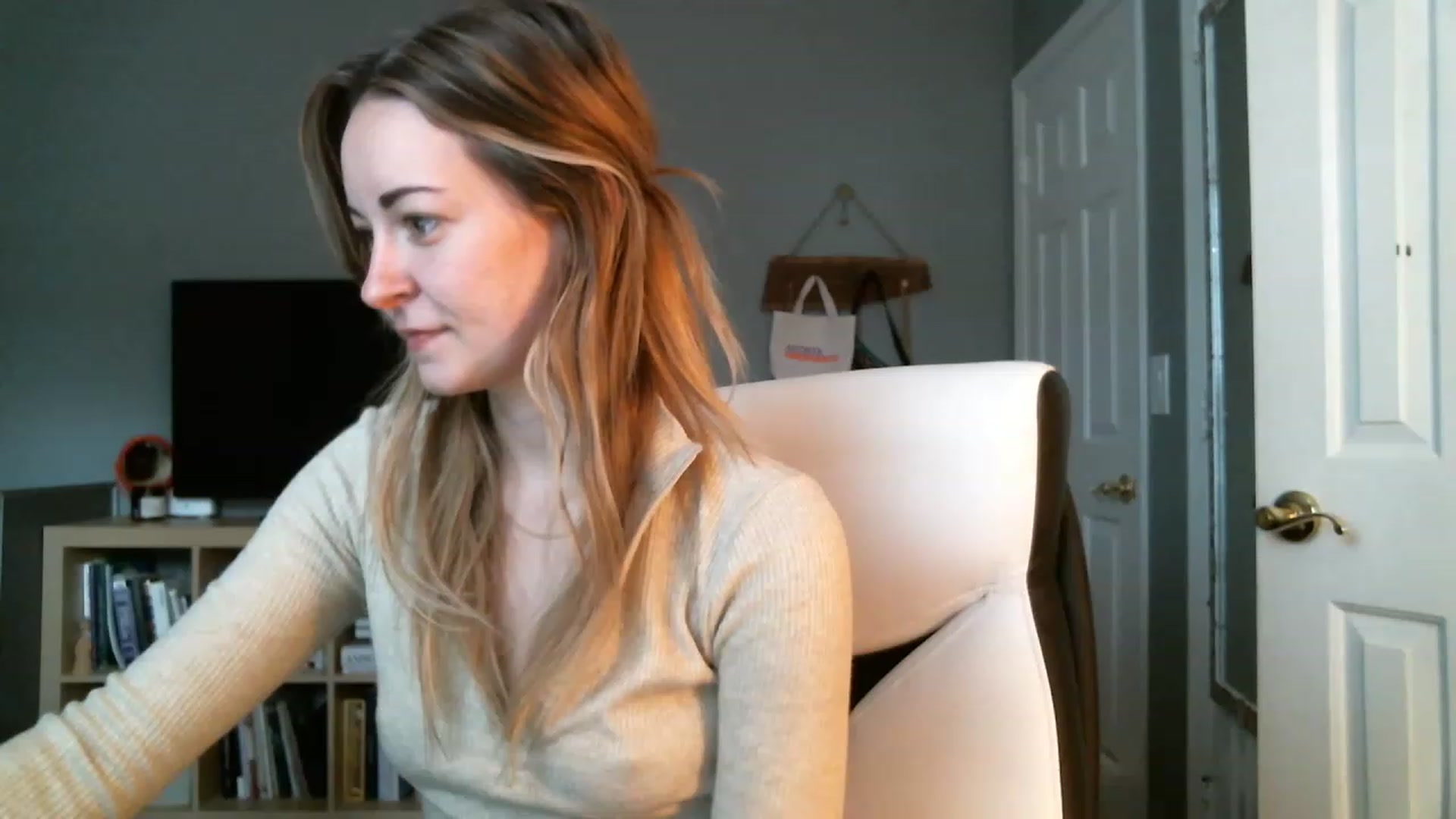 Gallery image thumbnail from JaneRiley_'s myfreecams stream on, 12/06/2022, 20:22 image 3 of 20