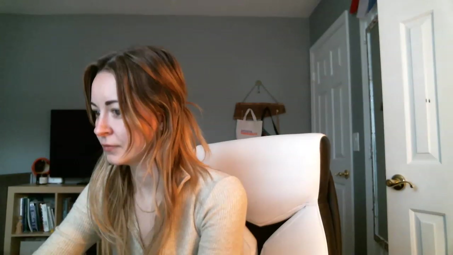 Gallery image thumbnail from JaneRiley_'s myfreecams stream on, 12/06/2022, 20:22 image 2 of 20
