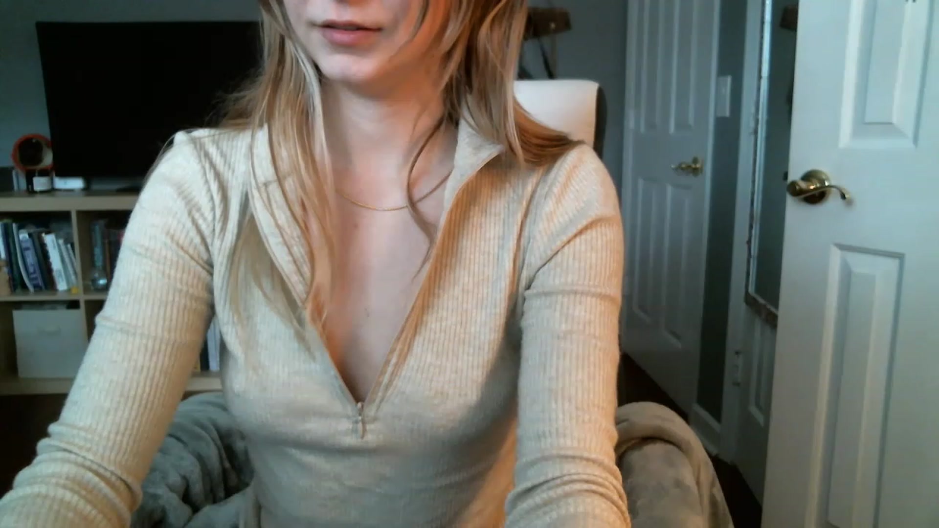 Gallery image thumbnail from JaneRiley_'s myfreecams stream on, 12/06/2022, 20:22 image 19 of 20