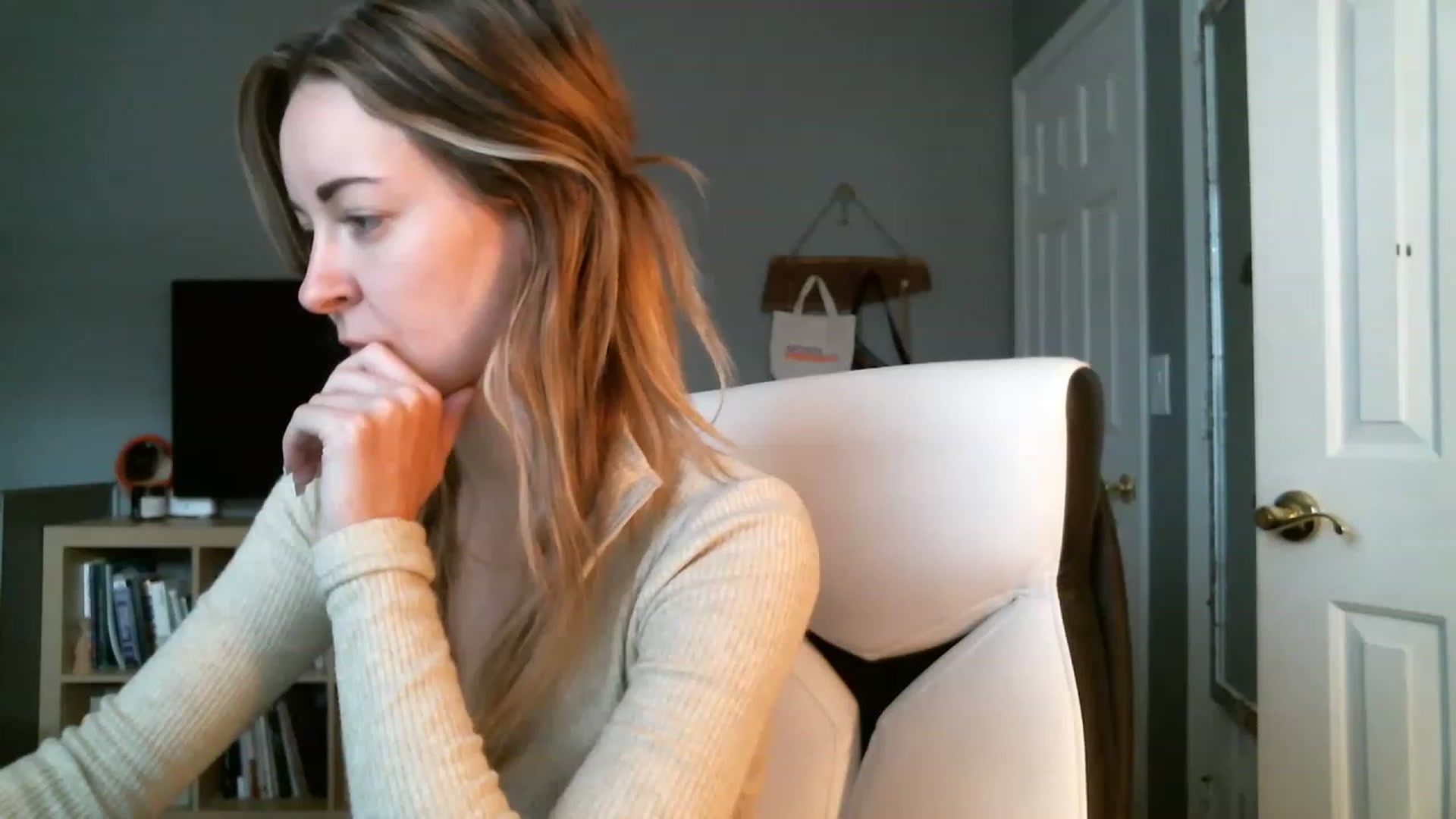 Gallery image thumbnail from JaneRiley_'s myfreecams stream on, 12/06/2022, 20:22 image 5 of 20