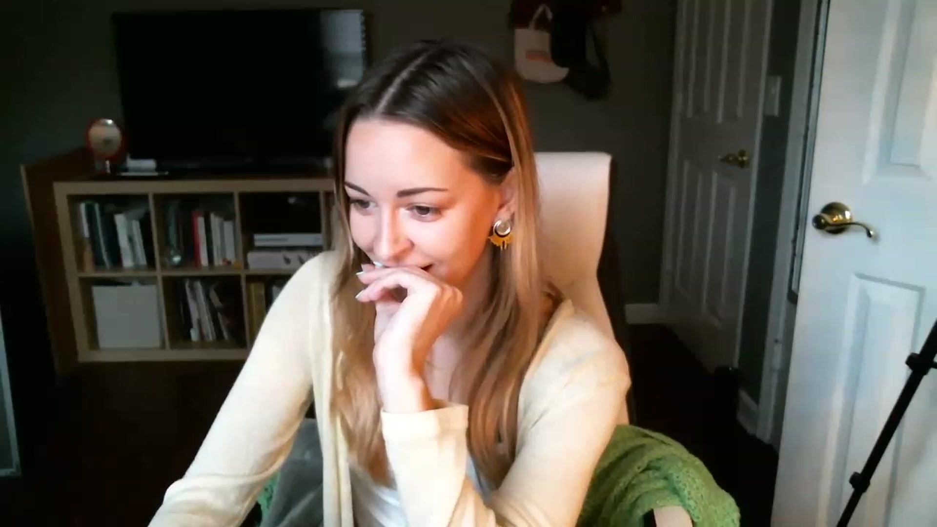 Gallery image thumbnail from JaneRiley_'s myfreecams stream on, 12/29/2022, 17:23 image 11 of 20