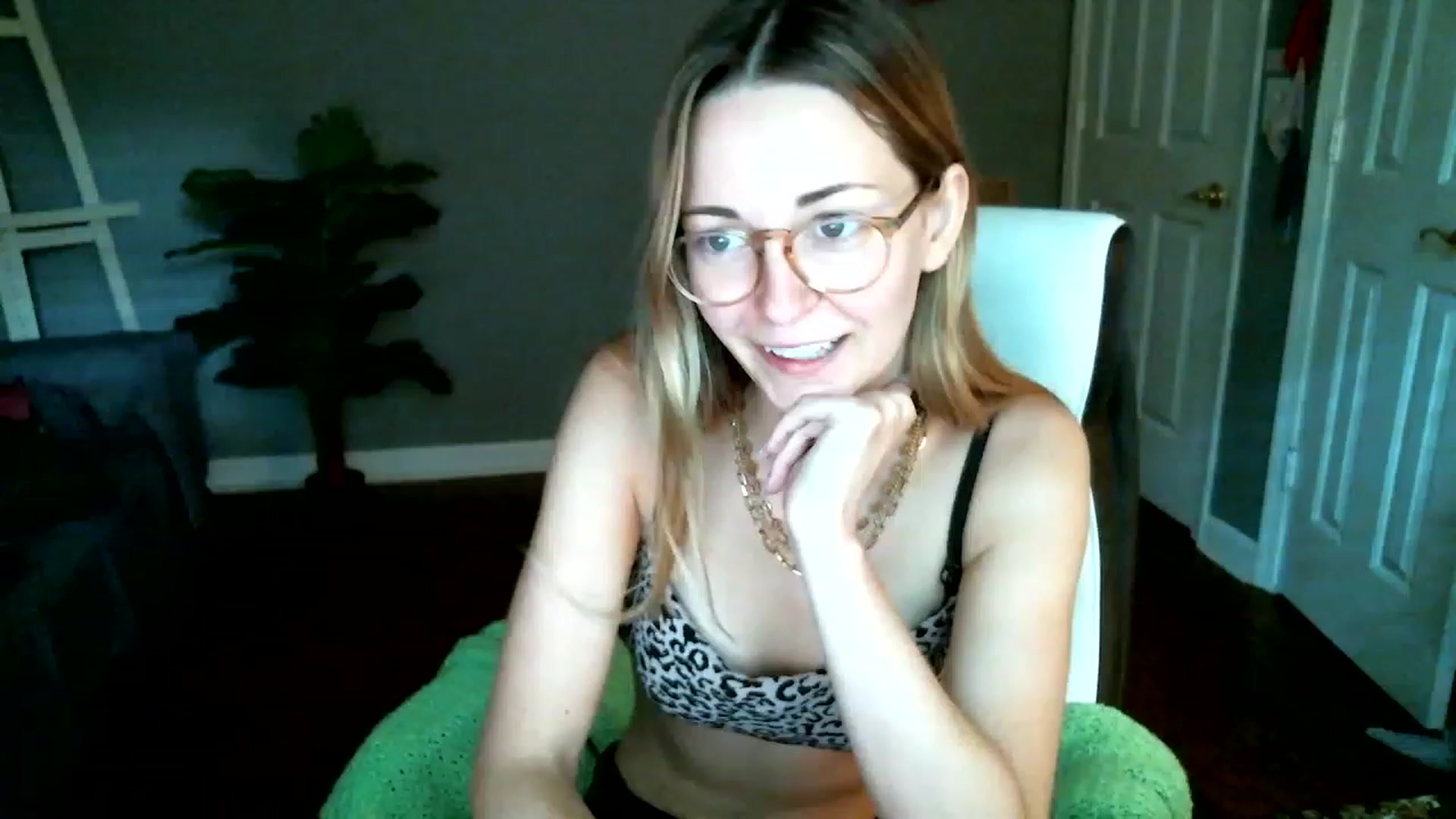 Gallery image thumbnail from JaneRiley_'s myfreecams stream on, 06/22/2023, 18:17 image 4 of 20