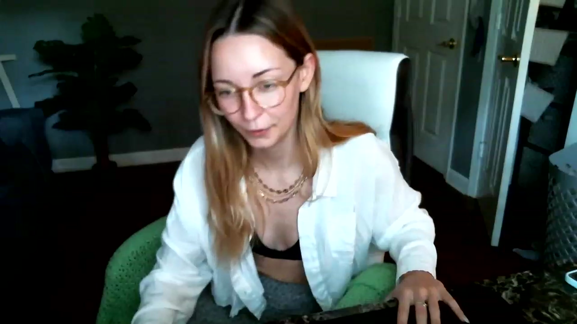 Gallery image thumbnail from JaneRiley_'s myfreecams stream on, 06/22/2023, 18:40 image 2 of 20