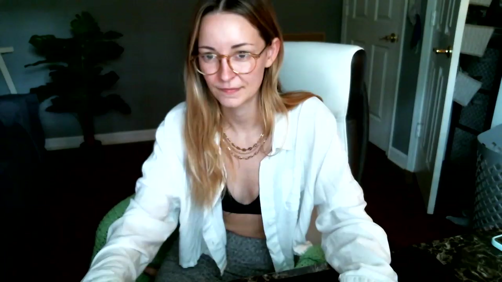 Gallery image thumbnail from JaneRiley_'s myfreecams stream on, 06/22/2023, 18:40 image 1 of 20