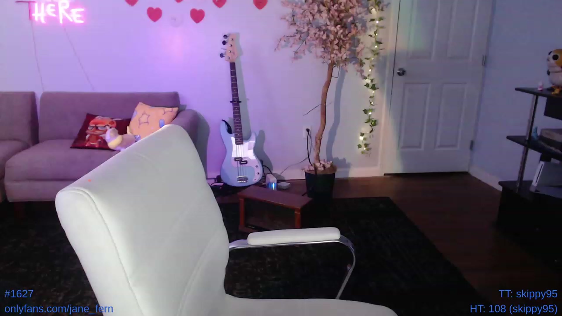 Gallery image thumbnail from Jane_Fern's myfreecams stream on, 05/09/2023, 24:55 image 18 of 20