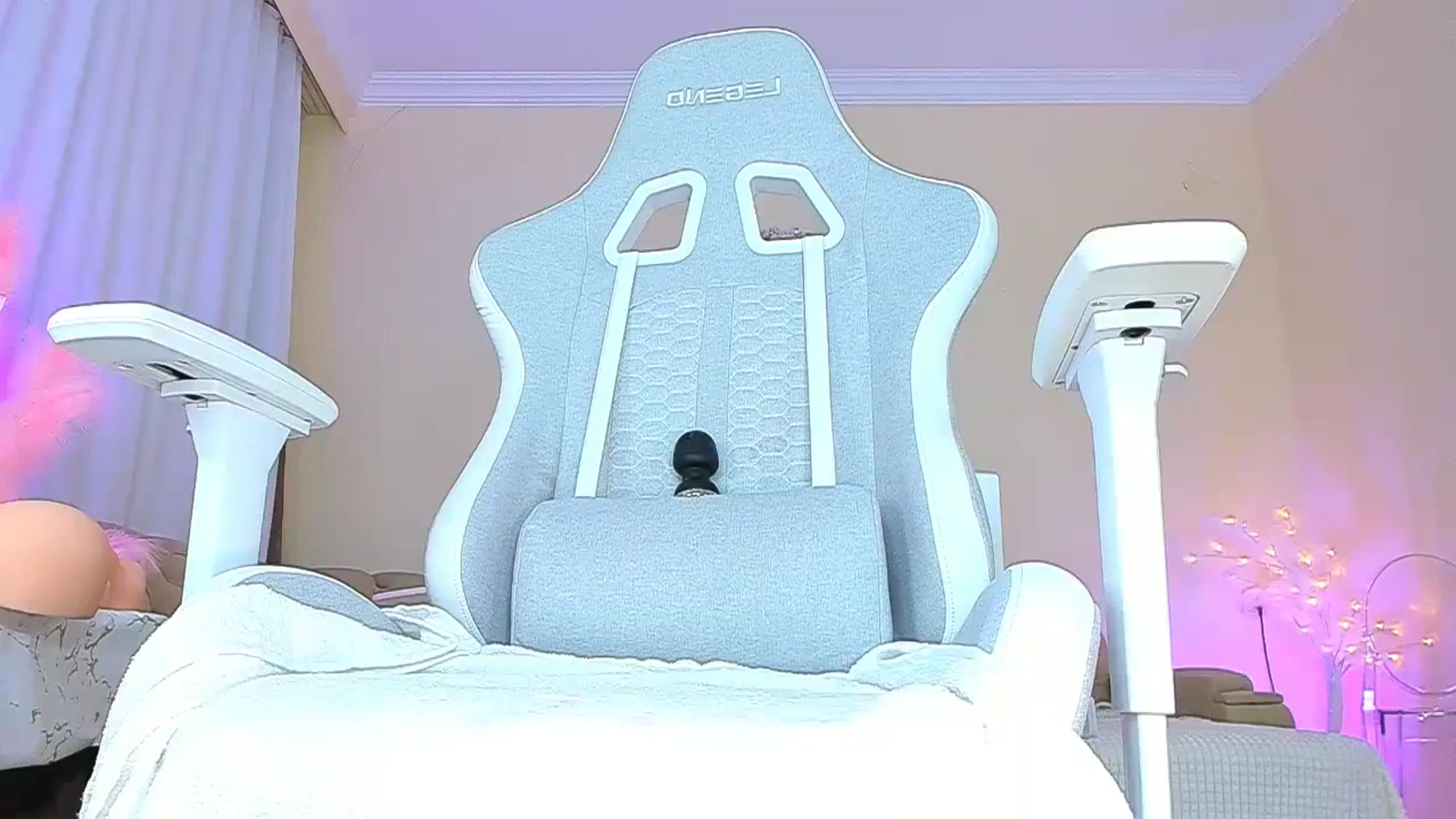 Gallery image thumbnail from Jane_Klein's myfreecams stream on, 04/15/2024, 19:35 image 16 of 20