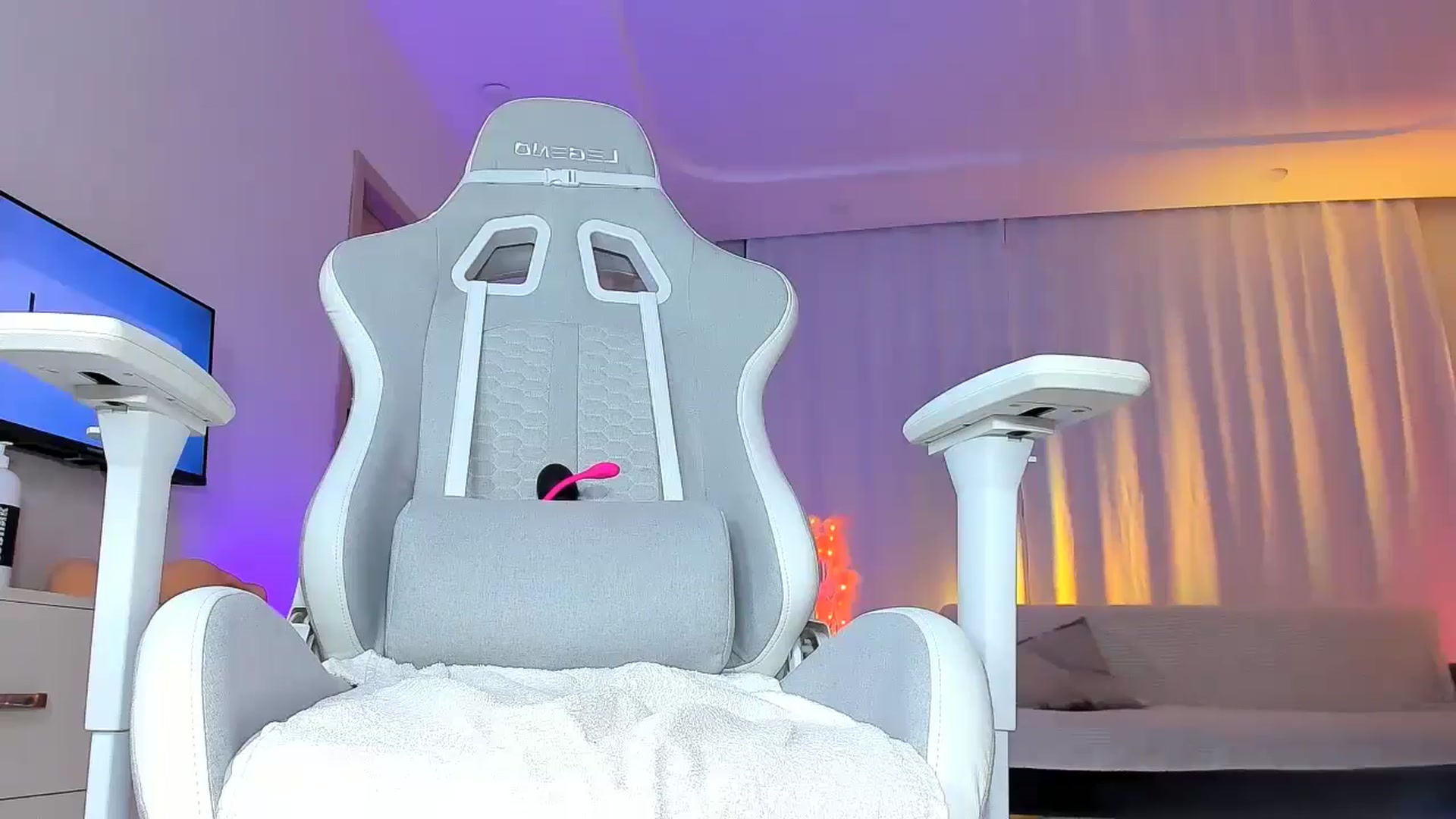 Gallery image thumbnail from Jane_Klein's myfreecams stream on, 04/28/2024, 23:01 image 4 of 20