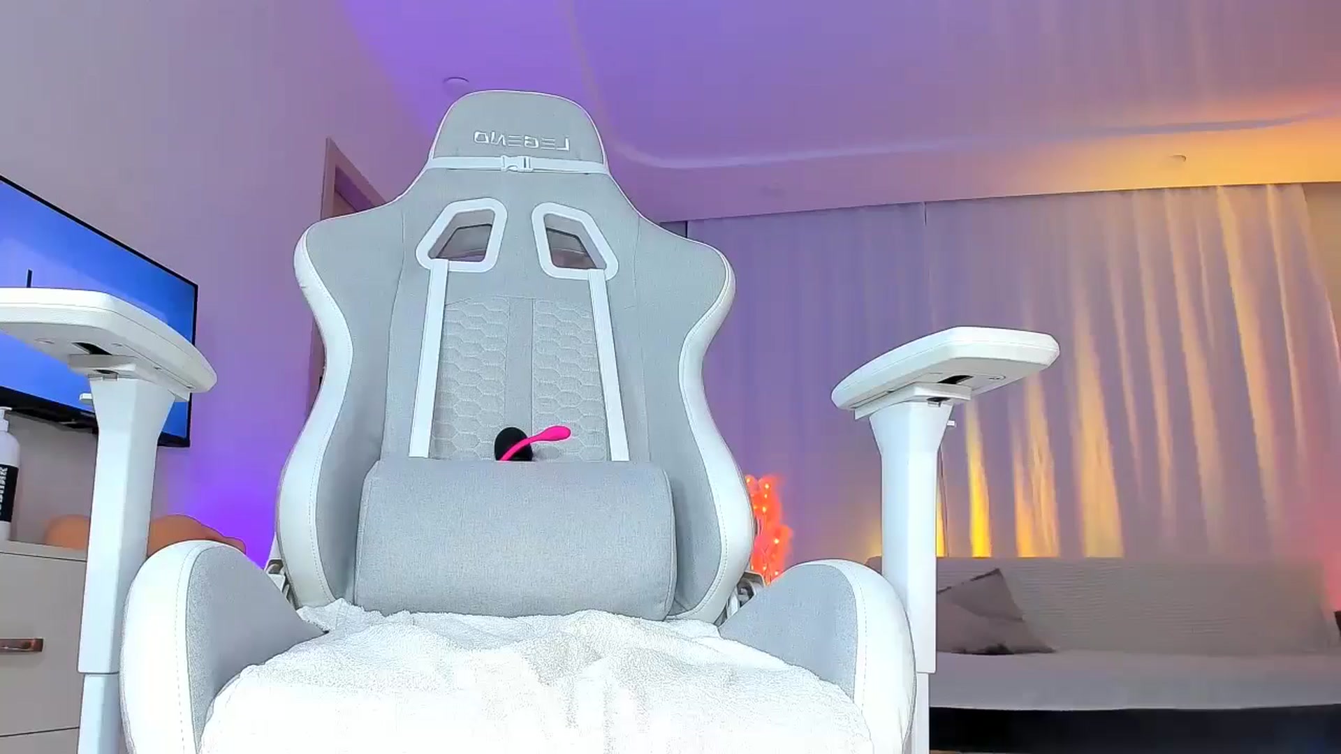Gallery image thumbnail from Jane_Klein's myfreecams stream on, 04/28/2024, 23:01 image 3 of 20