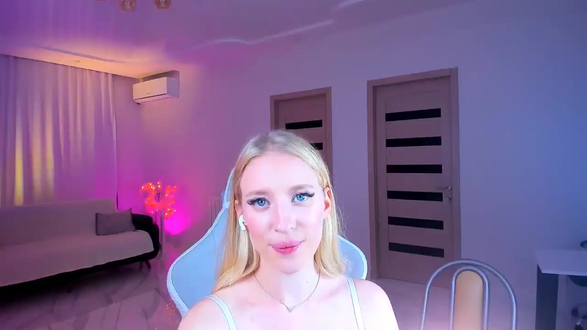 Gallery image thumbnail from Jane_Klein's myfreecams stream on, 12/17/2024, 09:21 image 8 of 20