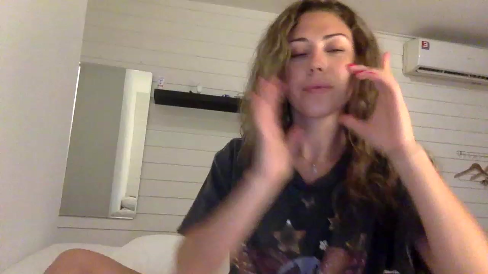 Gallery image thumbnail from Janesworldxo's myfreecams stream on, 12/07/2022, 08:35 image 13 of 20