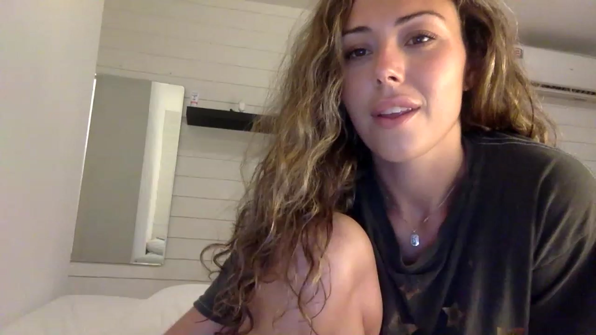 Gallery image thumbnail from Janesworldxo's myfreecams stream on, 12/07/2022, 08:35 image 14 of 20