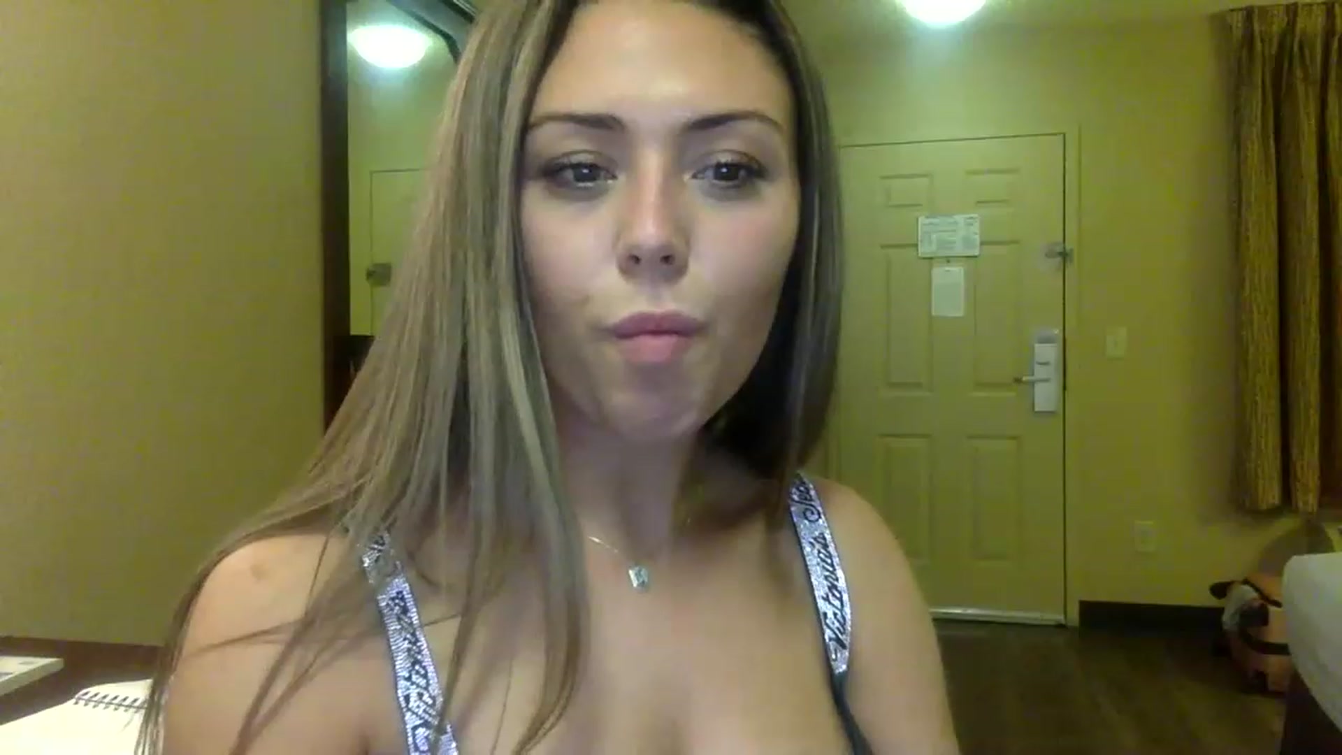 Gallery image thumbnail from Janesworldxo's myfreecams stream on, 02/21/2023, 09:20 image 14 of 20