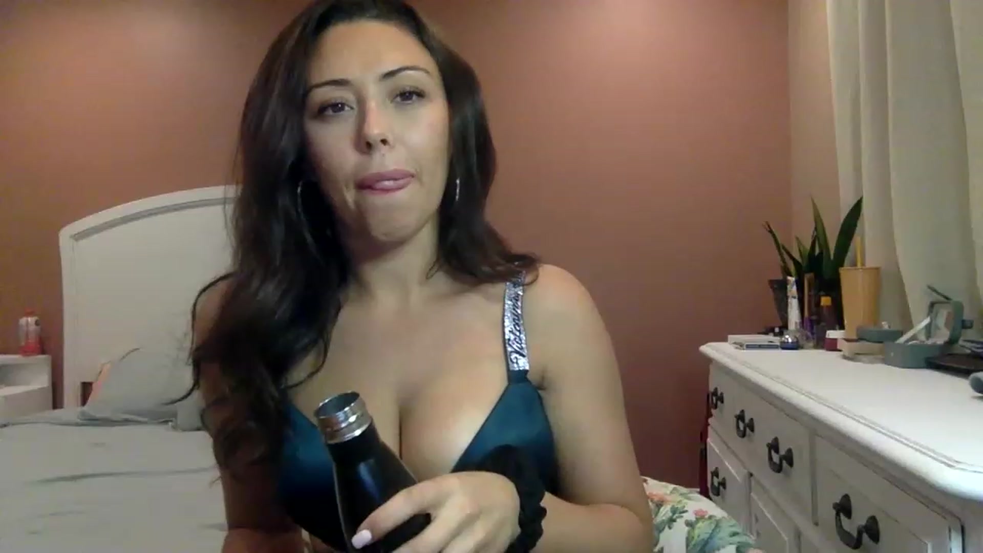 Gallery image thumbnail from Janesworldxo's myfreecams stream on, 04/21/2023, 04:44 image 9 of 20