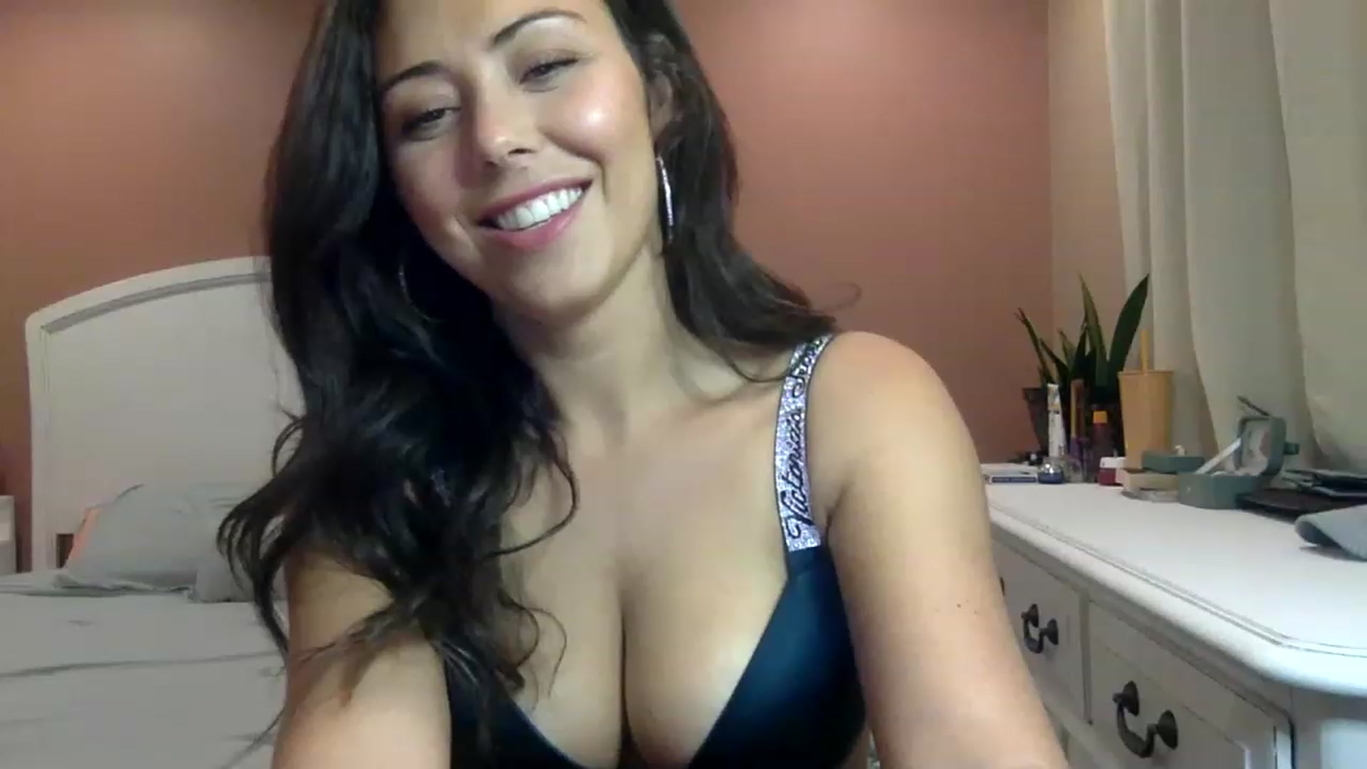 Gallery image thumbnail from Janesworldxo's myfreecams stream on, 04/21/2023, 04:44 image 5 of 20