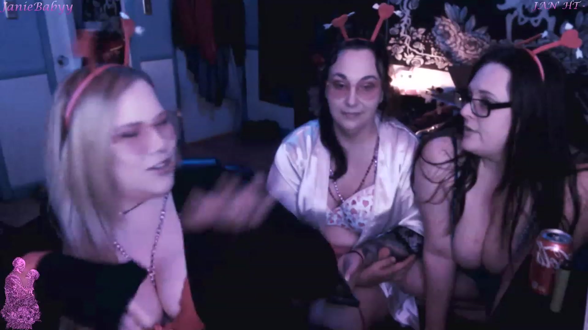 Gallery image thumbnail from JanieBabyy's myfreecams stream on, 02/14/2023, 04:32 image 16 of 20