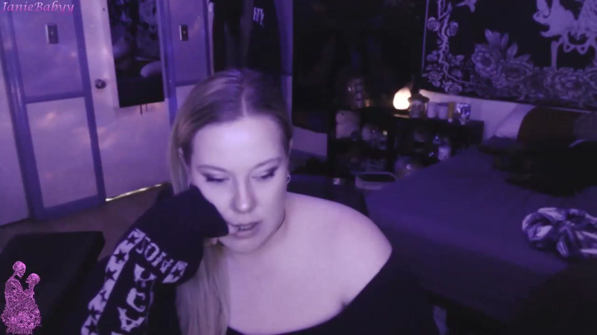 Gallery image thumbnail from JanieBabyy's myfreecams stream on, 03/20/2023, 16:05 image 18 of 20