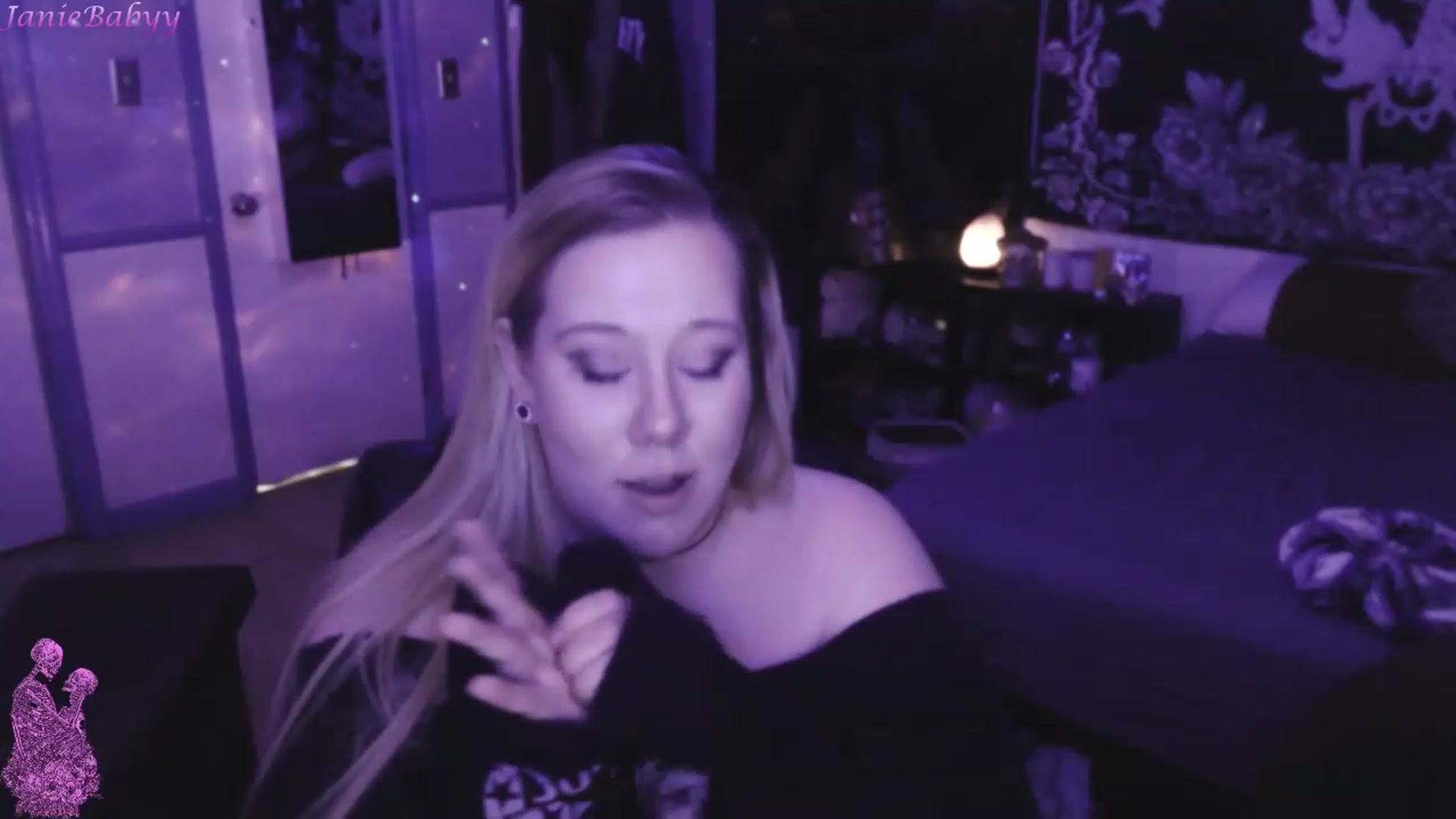 Gallery image thumbnail from JanieBabyy's myfreecams stream on, 03/20/2023, 16:22 image 15 of 20
