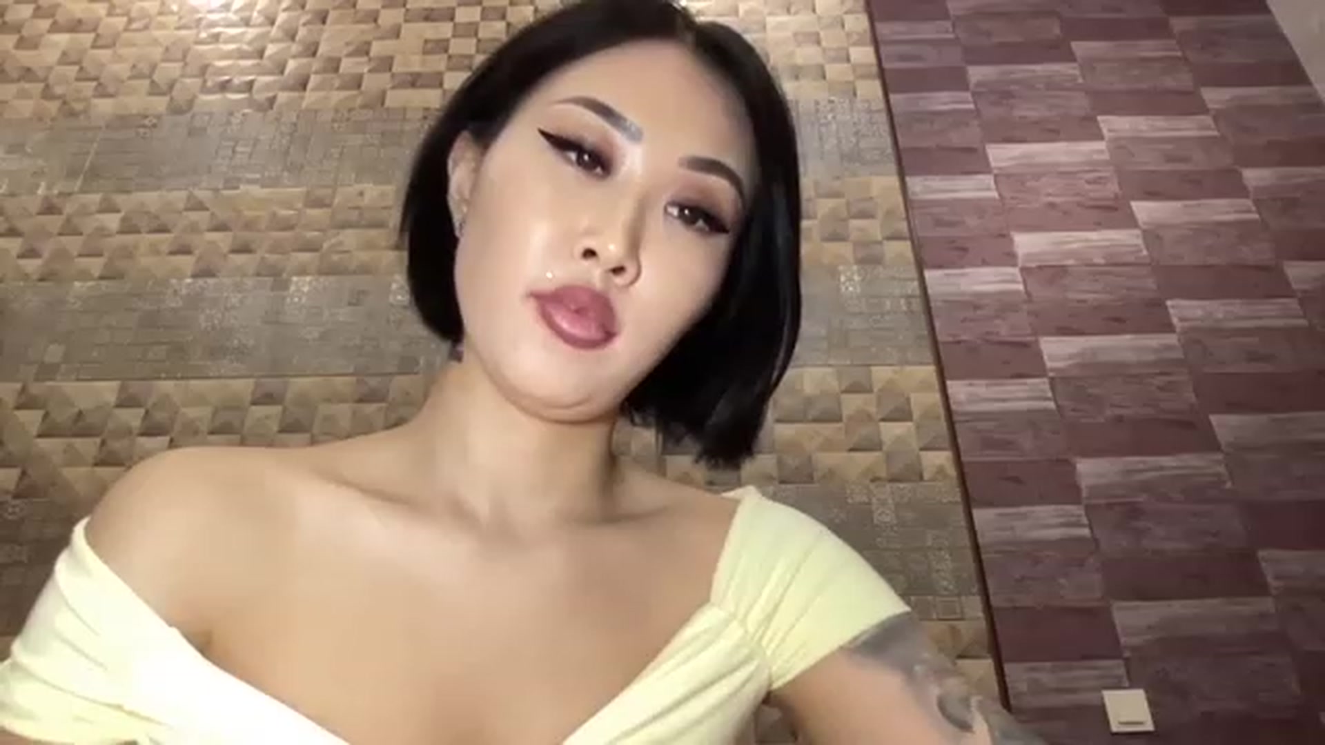 Gallery image thumbnail from Japanese_Doll's myfreecams stream on, 11/15/2022, 24:45 image 14 of 20