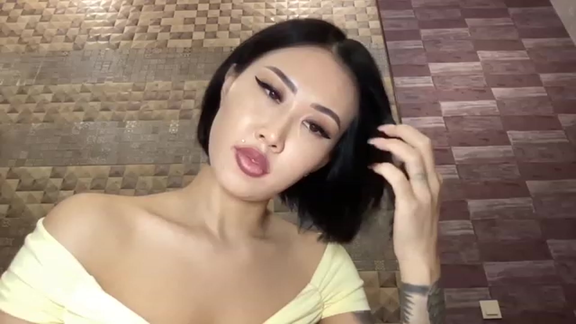 Gallery image thumbnail from Japanese_Doll's myfreecams stream on, 11/15/2022, 24:45 image 18 of 20