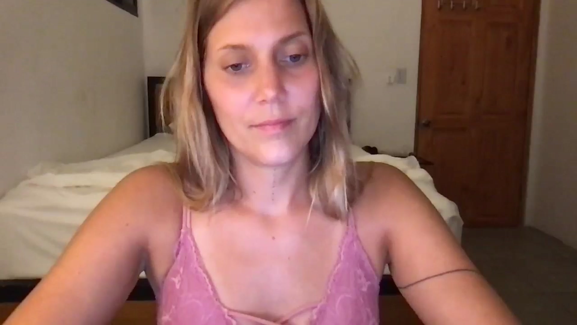 Gallery image thumbnail from JasmiinRae's myfreecams stream on, 05/28/2025, 24:34 image 19 of 20