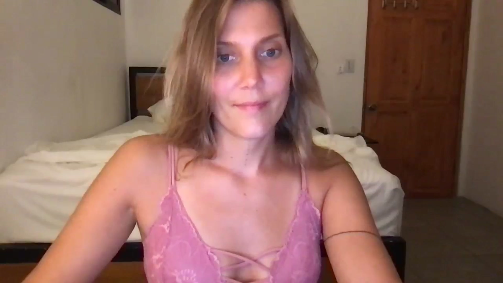 Gallery image thumbnail from JasmiinRae's myfreecams stream on, 05/28/2025, 24:34 image 4 of 20