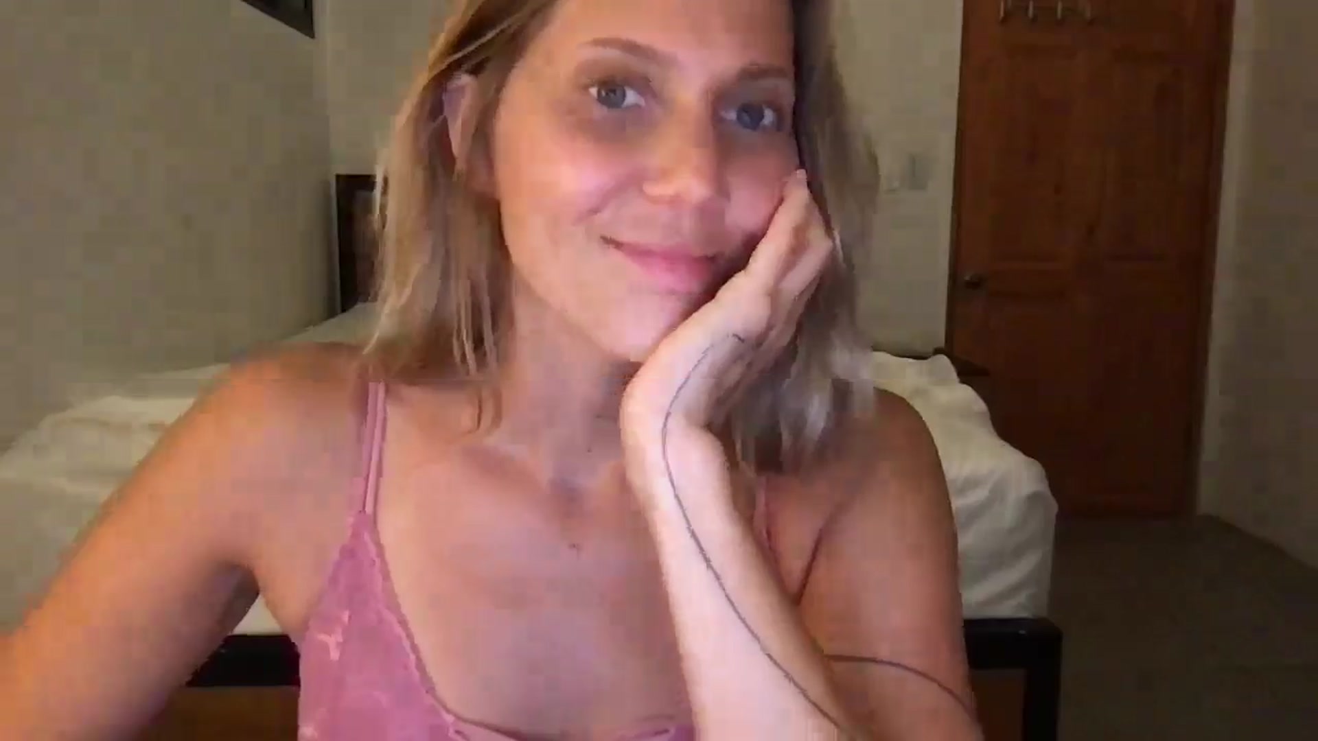 Gallery image thumbnail from JasmiinRae's myfreecams stream on, 05/28/2025, 24:34 image 14 of 20