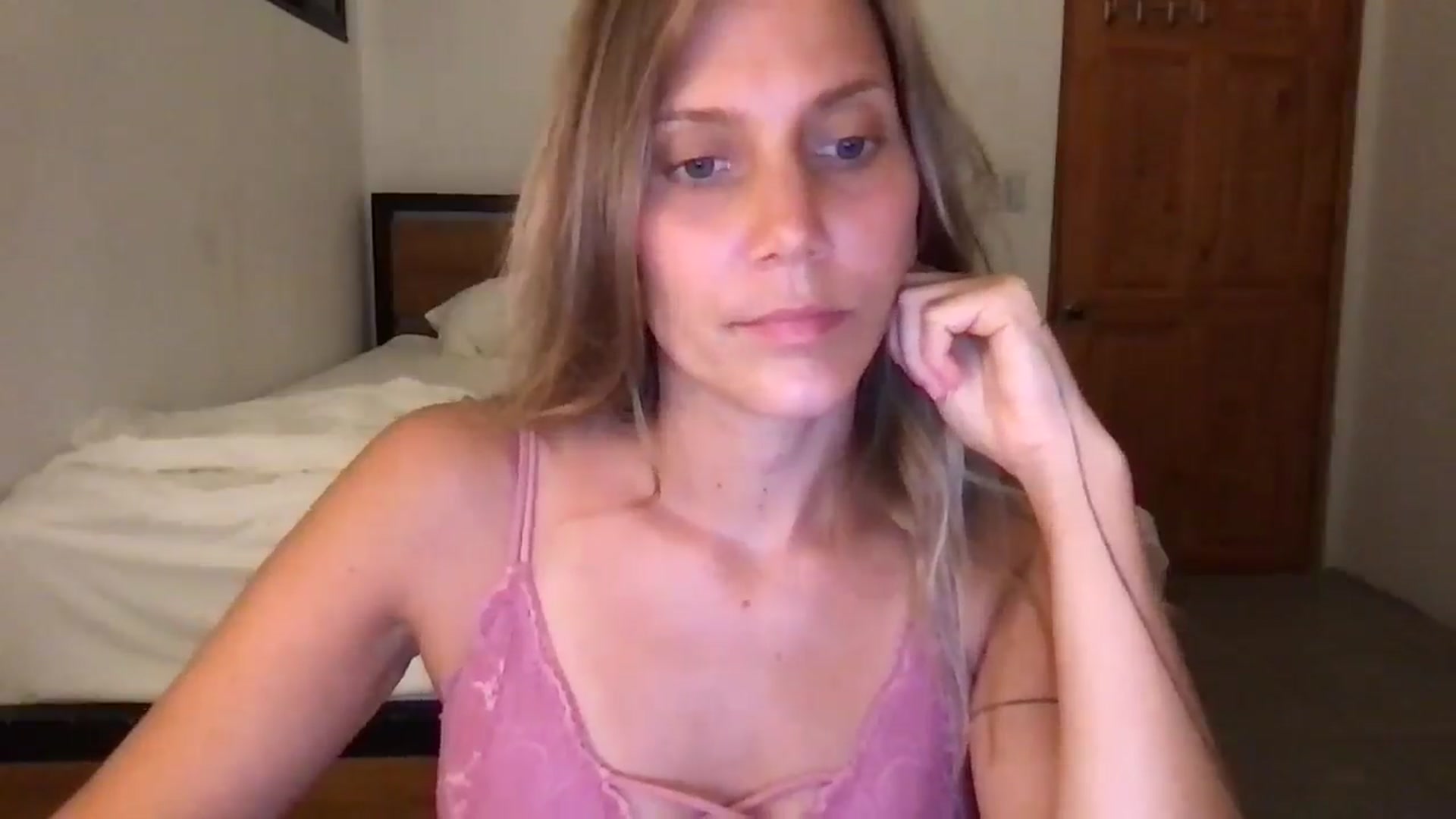 Gallery image thumbnail from JasmiinRae's myfreecams stream on, 05/28/2025, 24:34 image 9 of 20
