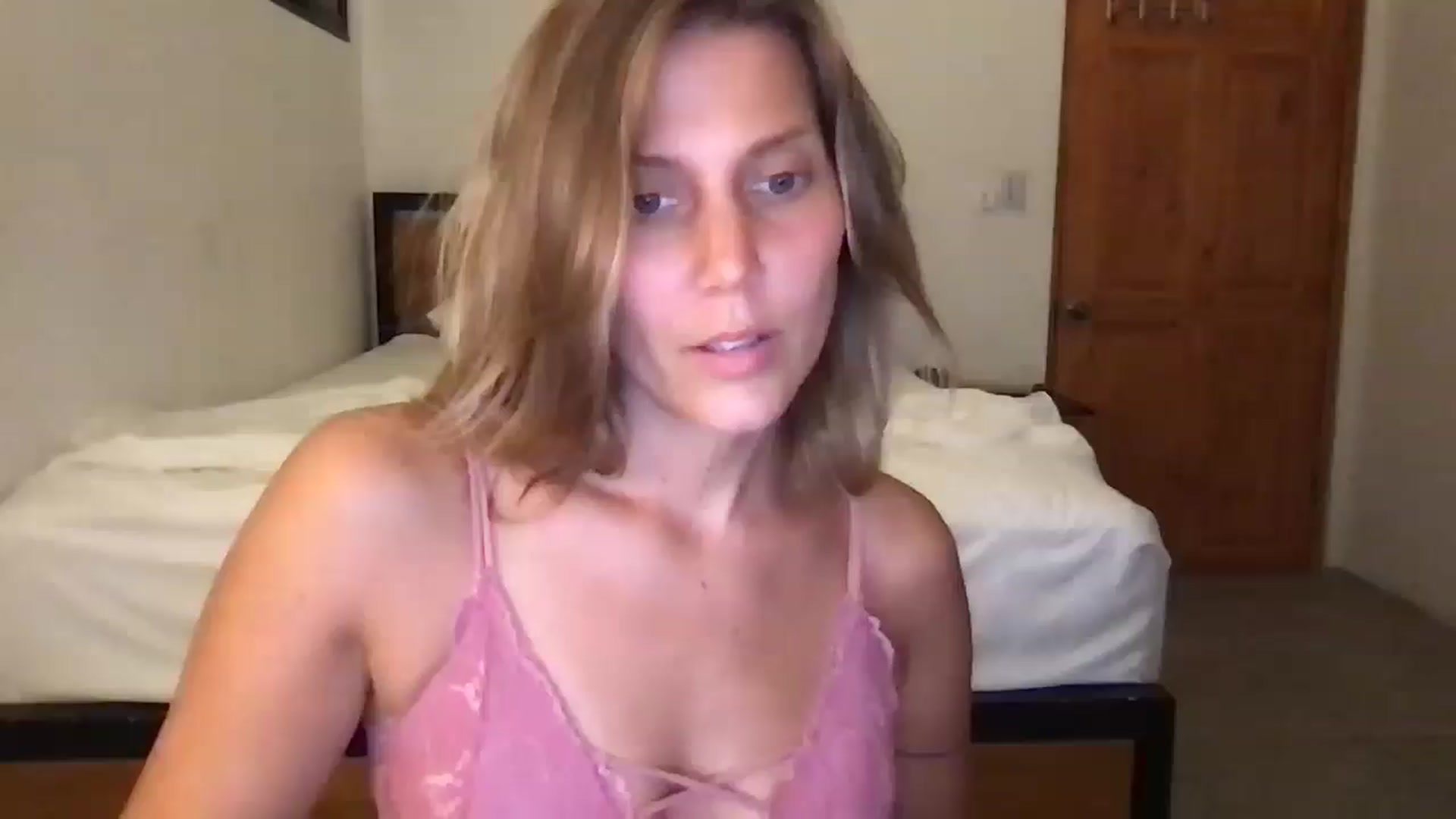 Gallery image thumbnail from JasmiinRae's myfreecams stream on, 05/28/2025, 24:34 image 1 of 20