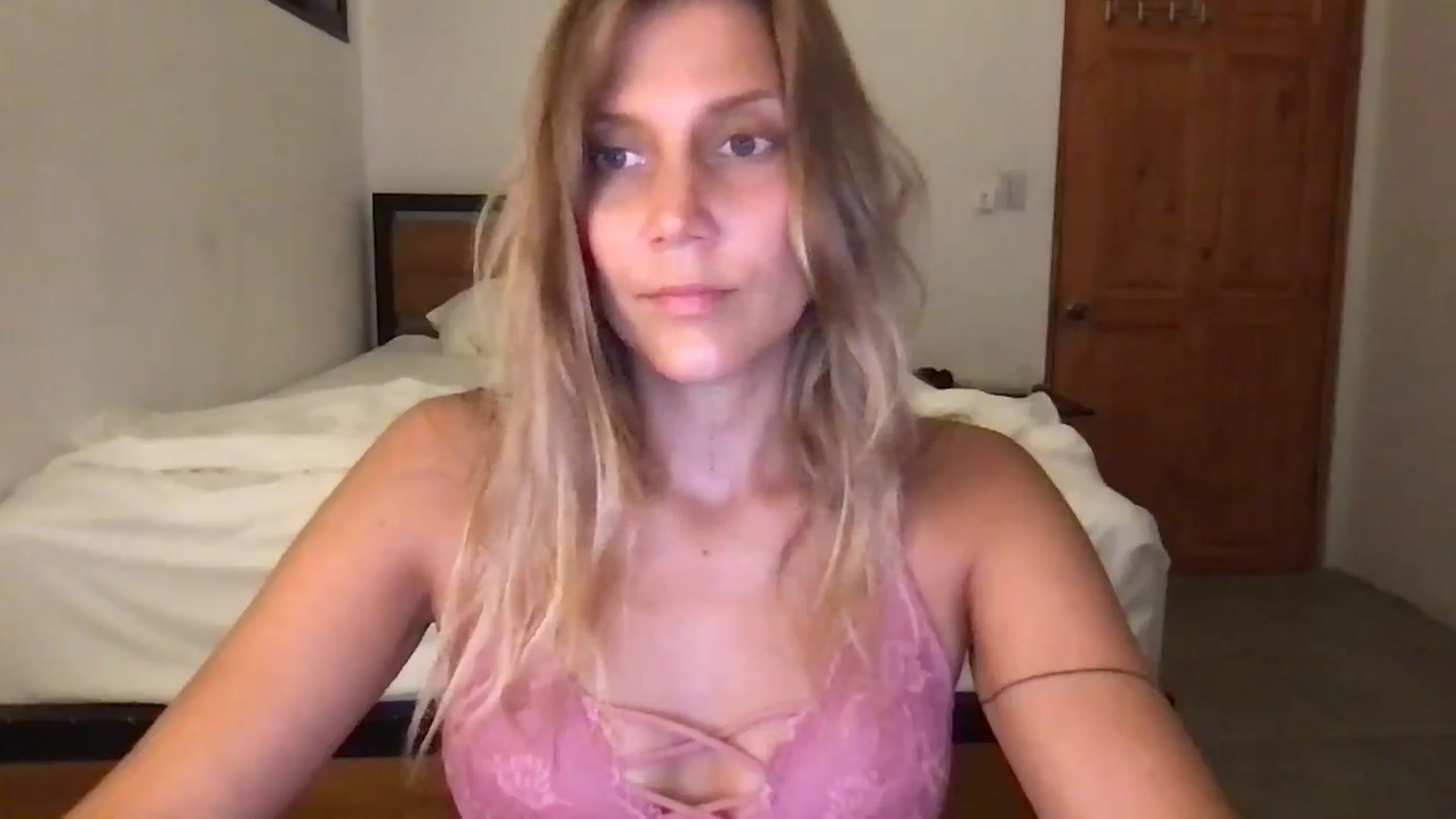 Gallery image thumbnail from JasmiinRae's myfreecams stream on, 05/28/2025, 24:34 image 8 of 20