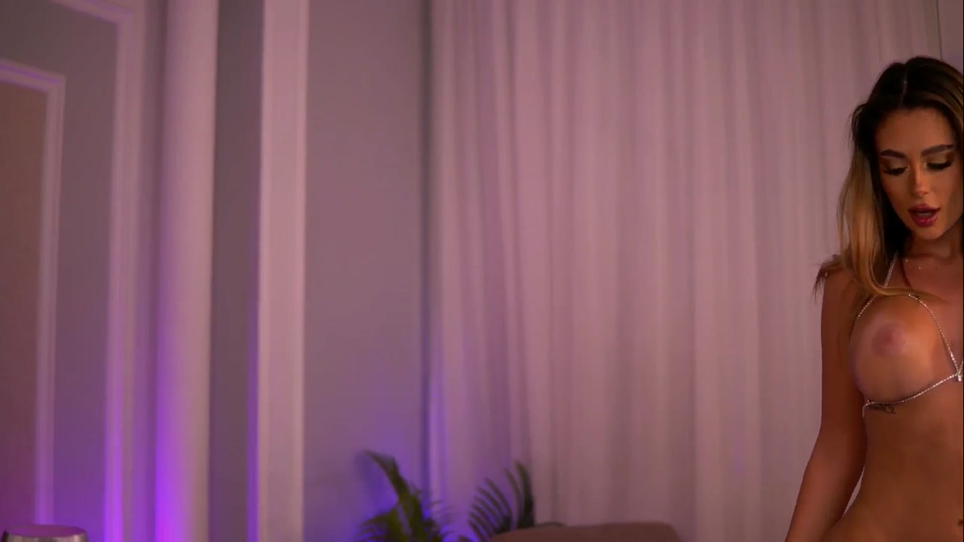 Gallery image thumbnail from JasmineShaw's myfreecams stream on, 10/22/2024, 24:10 image 4 of 20