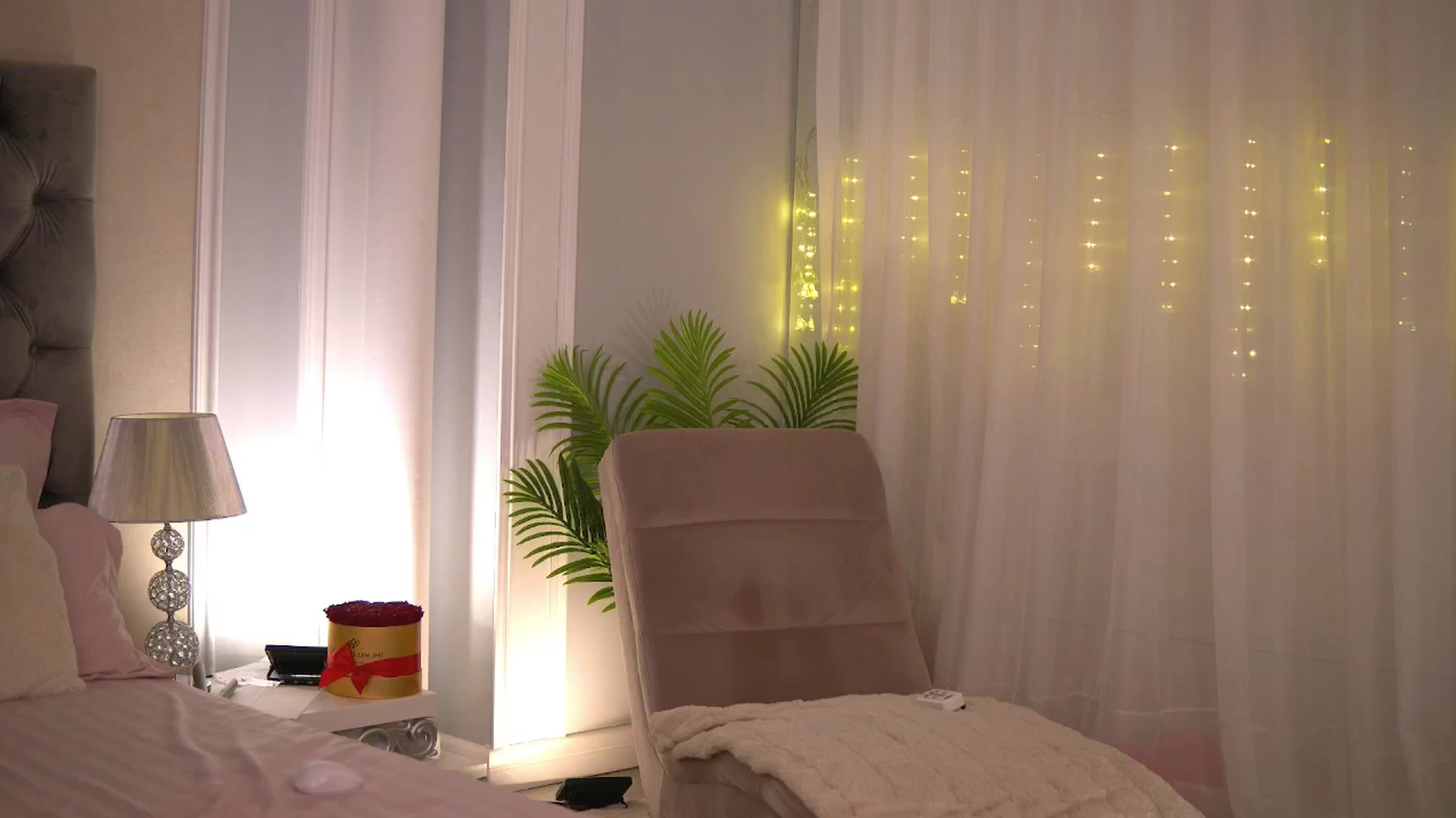 Gallery image thumbnail from JasmineShaw's myfreecams stream on, 05/15/2025, 07:04 image 11 of 20