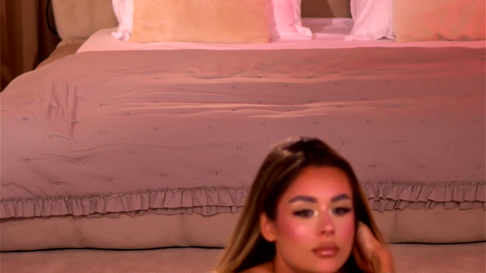 Gallery image thumbnail from JasmineShaw's myfreecams stream on, 06/27/2025, 03:56 image 10 of 20