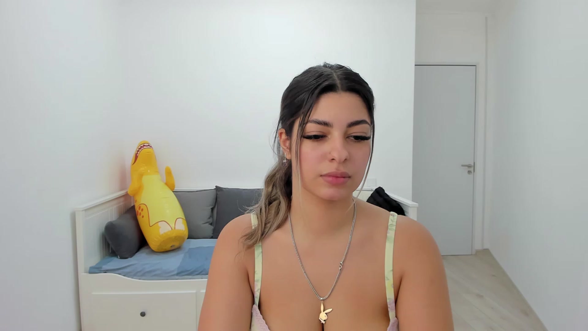 Gallery image thumbnail from Jasmine_z's myfreecams stream on, 12/28/2022, 20:15 image 2 of 20
