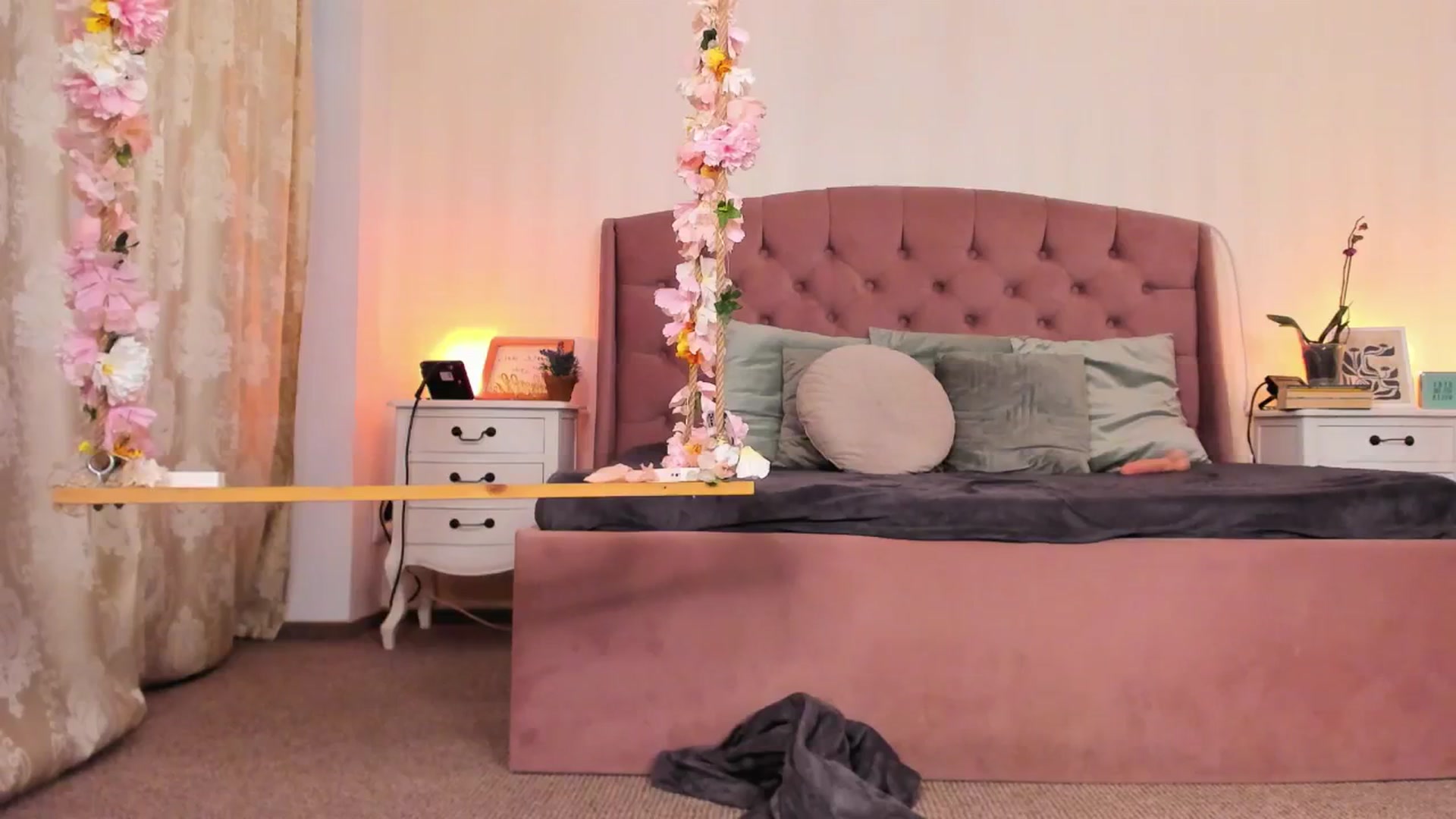 Gallery image thumbnail from Jassyejoe's myfreecams stream on, 06/15/2025, 11:50 image 18 of 20