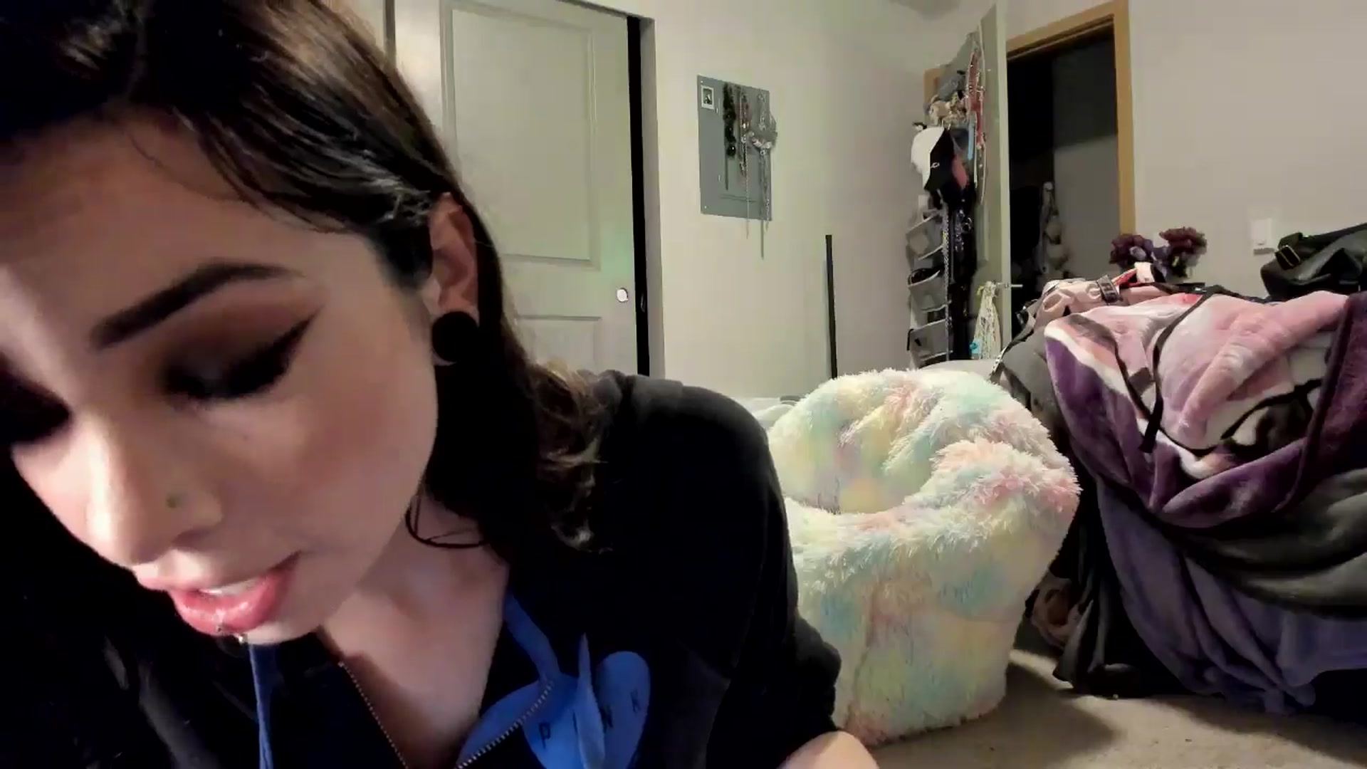 Gallery image thumbnail from JaylaBliss's myfreecams stream on, 06/17/2024, 10:19 image 13 of 20
