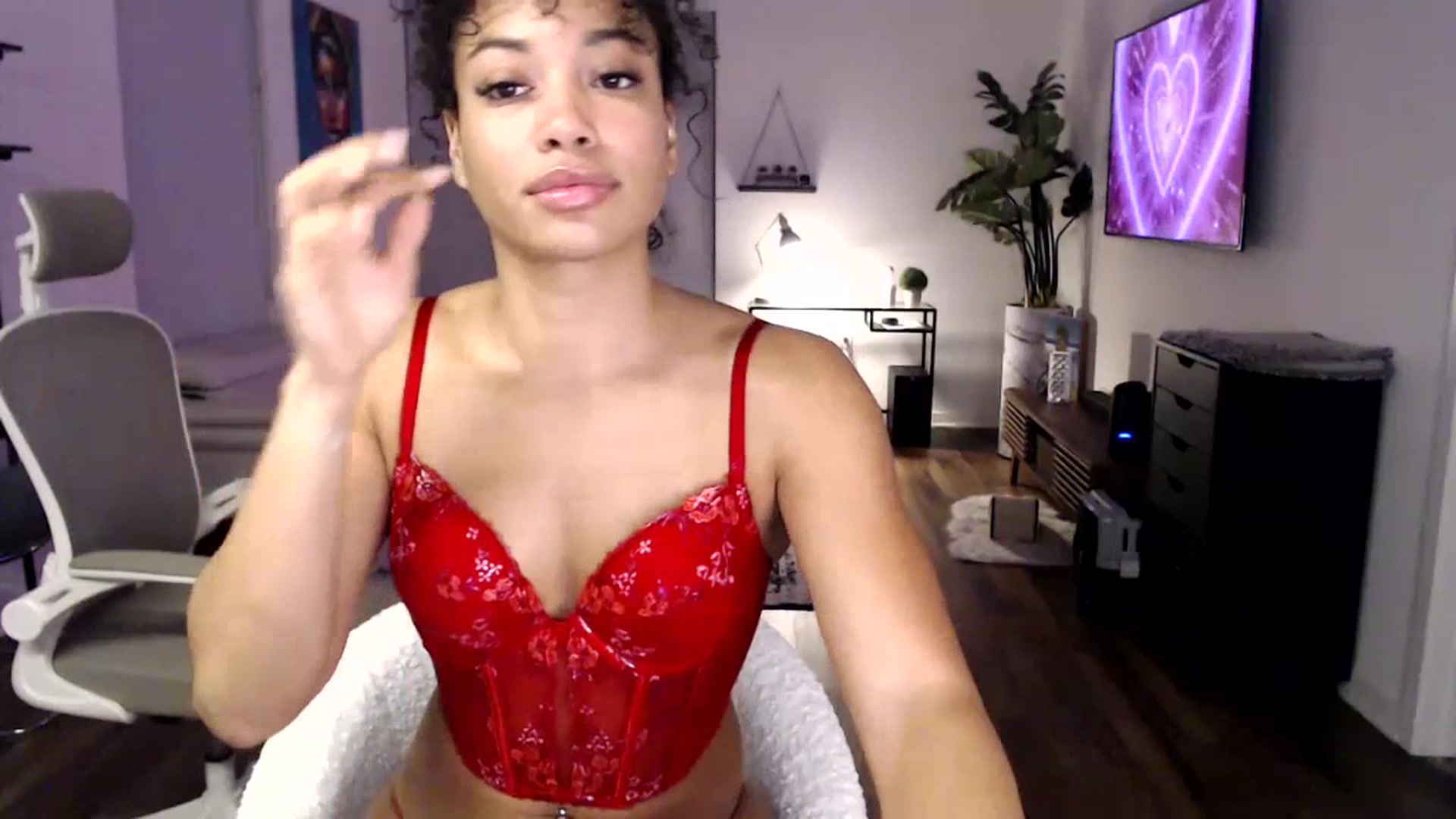 Gallery image thumbnail from JazminLaReina's myfreecams stream on, 07/18/2023, 06:06 image 15 of 20