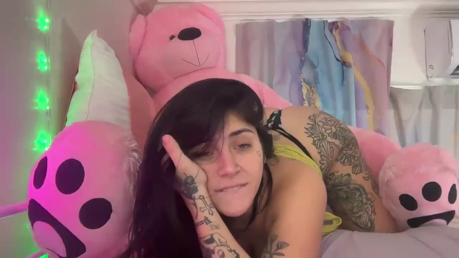 Gallery image thumbnail from JazmineJadexo's myfreecams stream on, 10/27/2024, 15:10 image 16 of 20