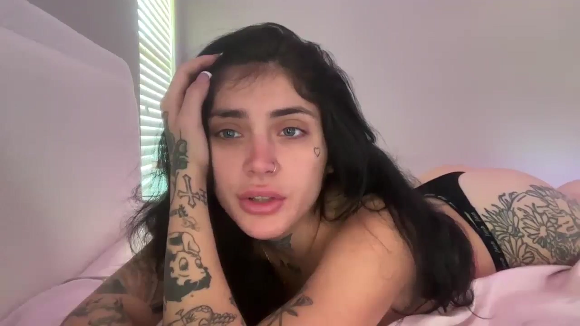 Gallery image thumbnail from JazmineJadexo's myfreecams stream on, 05/20/2025, 16:12 image 17 of 20