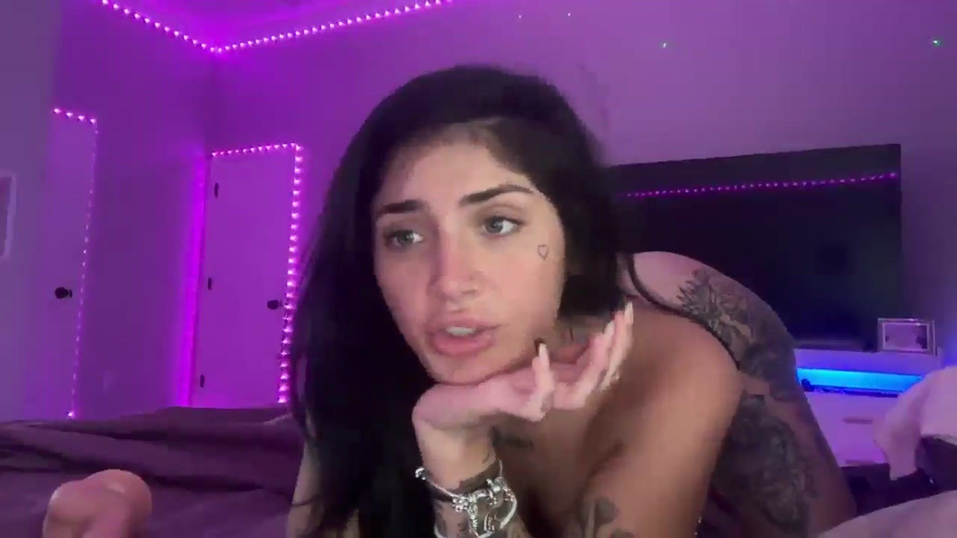 Gallery image thumbnail from JazmineJadexo's myfreecams stream on, 08/01/2025, 18:37 image 15 of 20