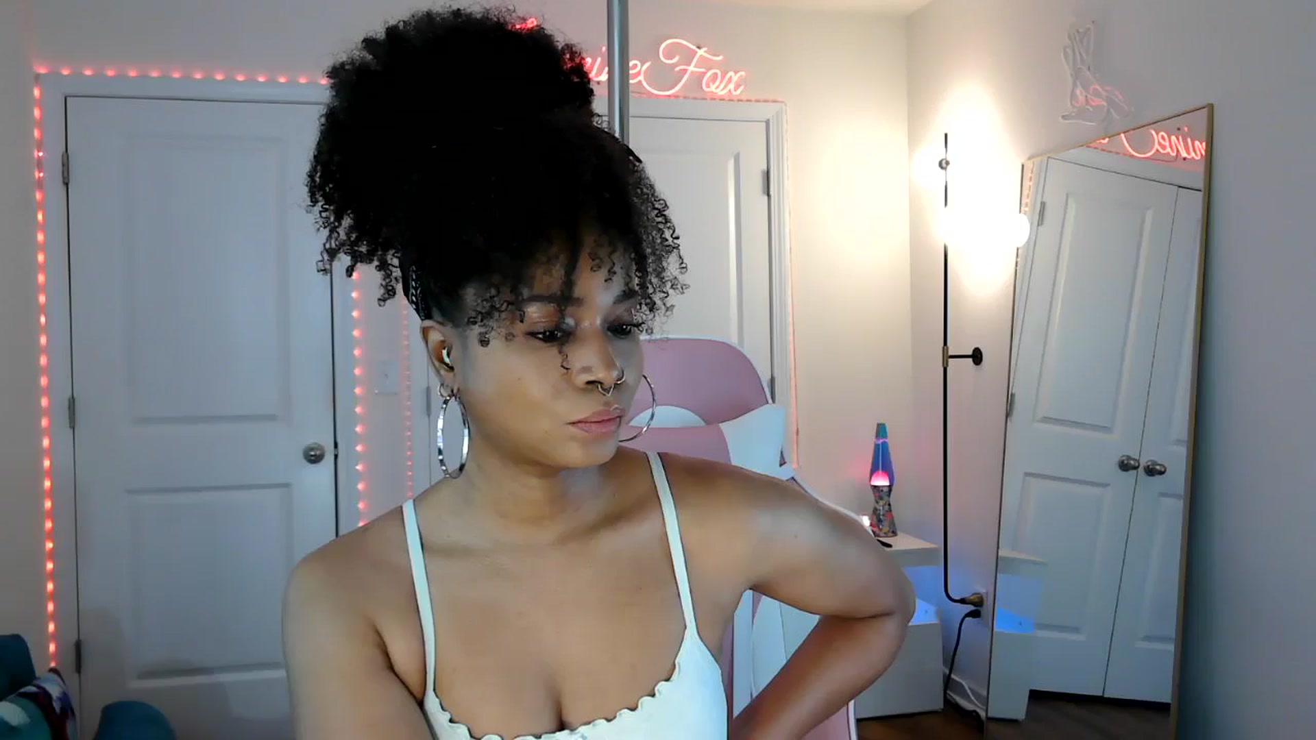 Gallery image thumbnail from Jazminefox's myfreecams stream on, 04/22/2026, 18:28 image 12 of 20