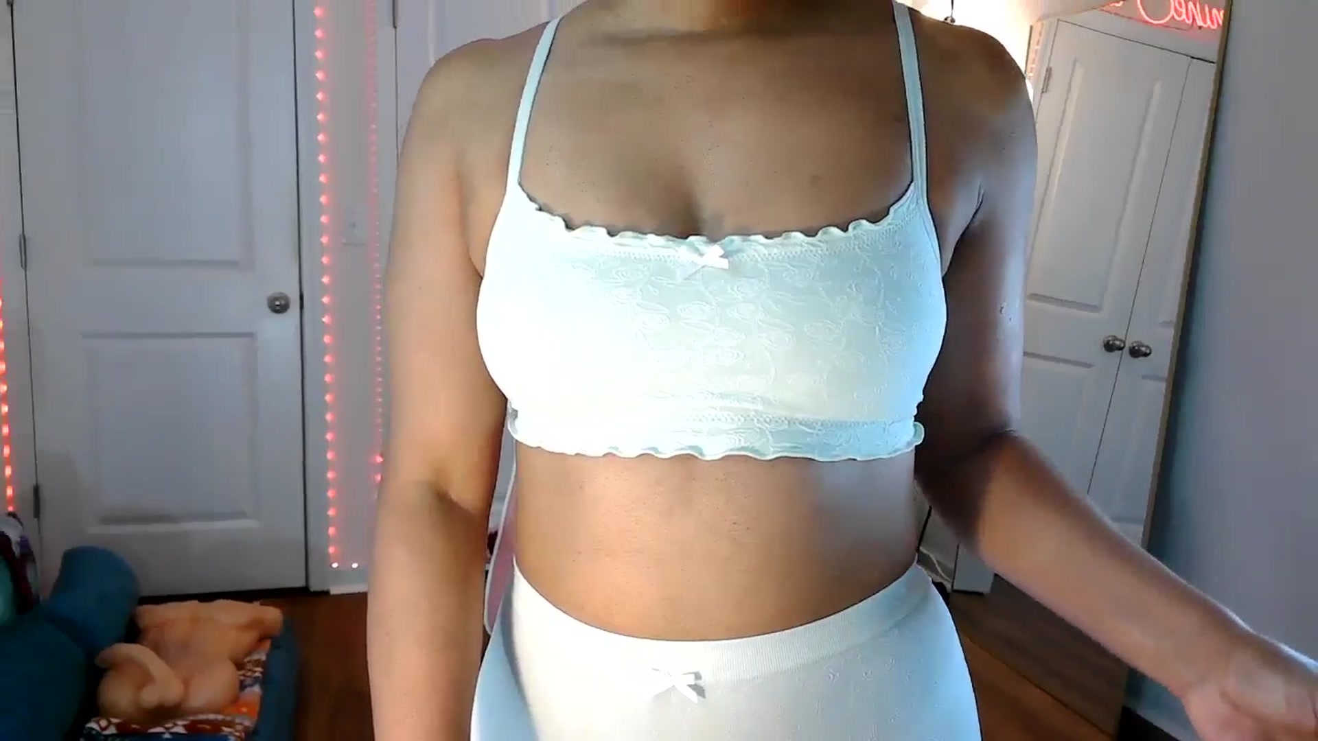 Gallery image thumbnail from Jazminefox's myfreecams stream on, 04/22/2026, 18:28 image 18 of 20