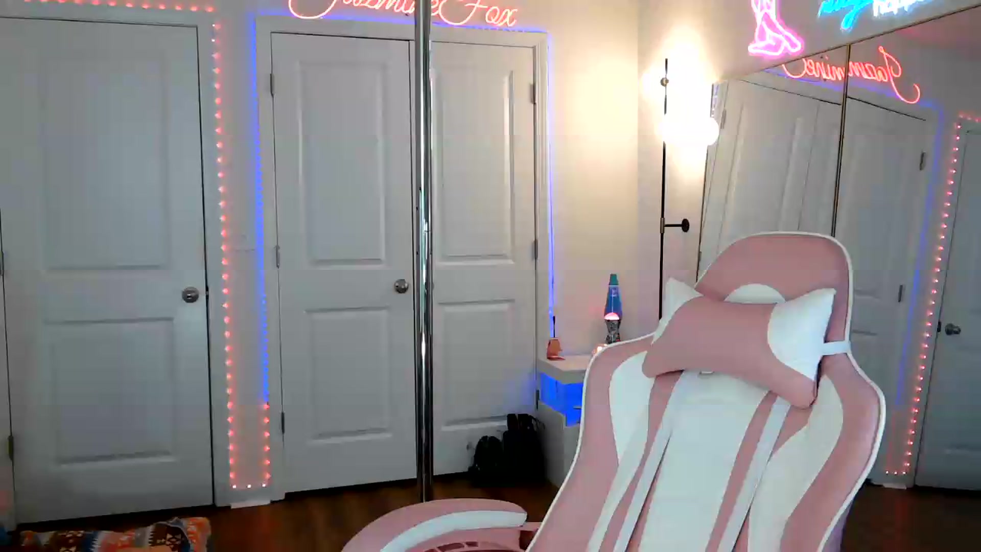 Gallery image thumbnail from Jazminefox's myfreecams stream on, 05/16/2026, 16:55 image 1 of 20