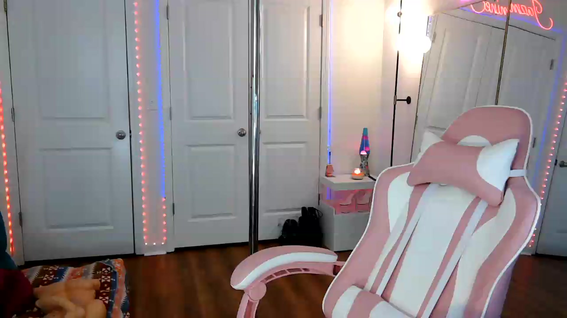 Gallery image thumbnail from Jazminefox's myfreecams stream on, 05/16/2026, 18:19 image 1 of 20
