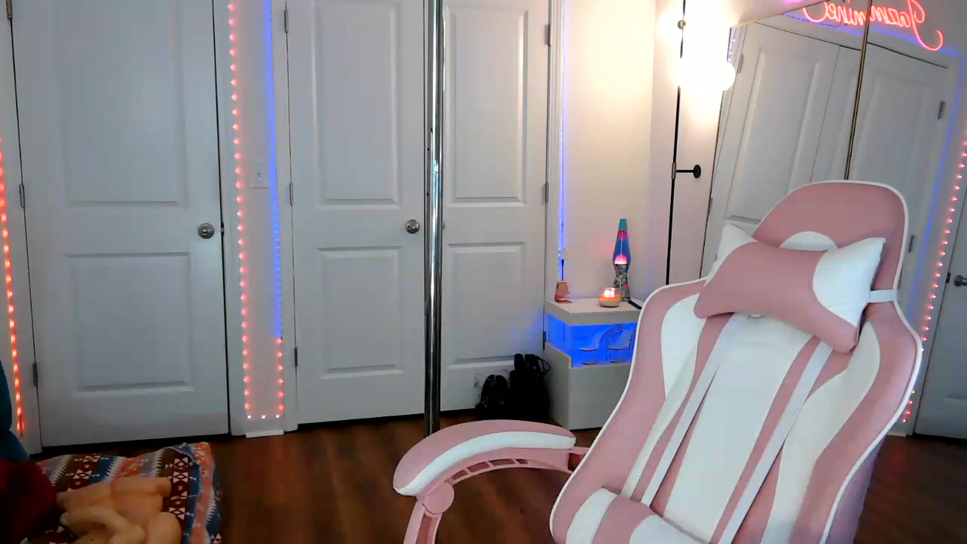 Gallery image thumbnail from Jazminefox's myfreecams stream on, 05/16/2026, 18:19 image 2 of 20