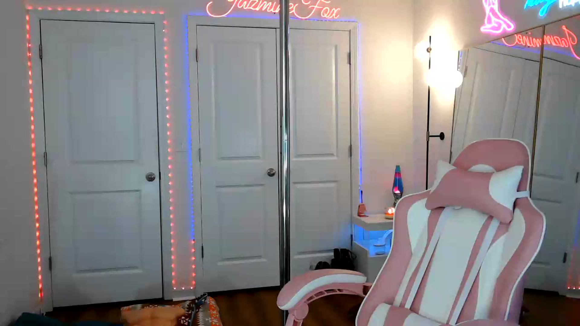 Gallery image thumbnail from Jazminefox's myfreecams stream on, 05/16/2026, 19:45 image 8 of 20