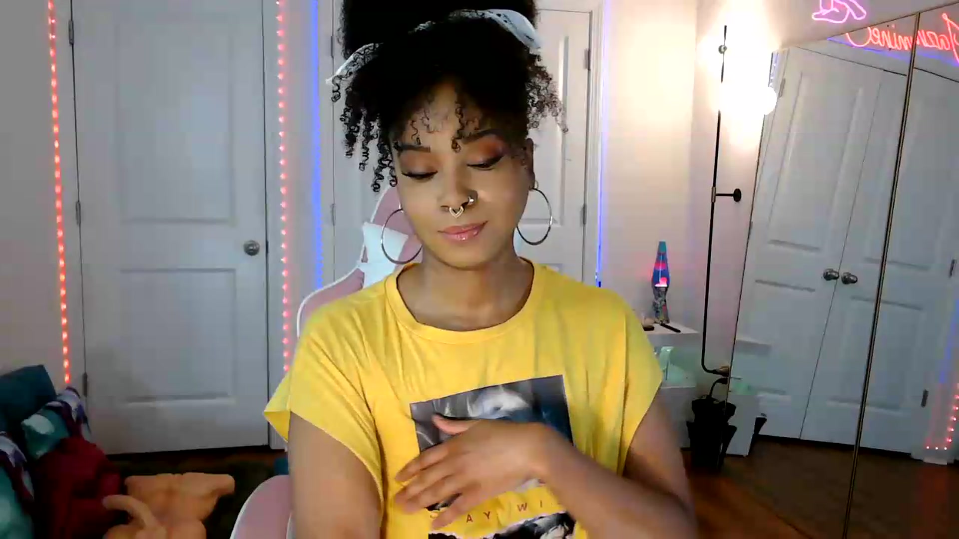 Gallery image thumbnail from Jazminefox's myfreecams stream on, 05/25/2026, 18:10 image 2 of 20